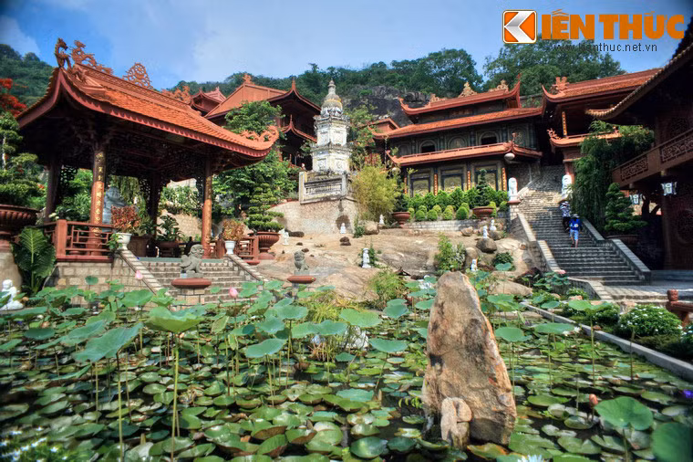 Chùa hình thành từ khoảng năm 1840 – 1850, ban đầu là một am tu bằng tre lá, do bà Lê Thị Thơ (1818 - 1899), pháp danh Diệu Thiện, người làm nghề may ở Chợ Lớn tạo lập để làm nơi tu hành, khi tuổi hãy còn trẻ.