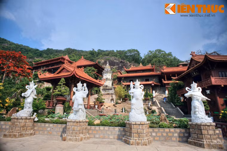 Năm 1885, do cảm mến đức độ của sư nữ Diệu Thiện, ông phán Thông (Nguyễn Ngọc Cang) ở Châu Đốc và nhân dân quanh vùng đã tự quyên góp tiền của, xây dựng lại chùa: nền lát gạch tàu, cột gỗ căm xe, kèo rui gỗ thao lao, lợp ngói móc...