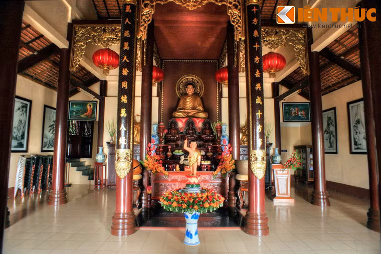 Chính điện được bài trí tôn nghiêm, có nhiều hoành phi, liễn đối chạm khắc tinh xảo.
