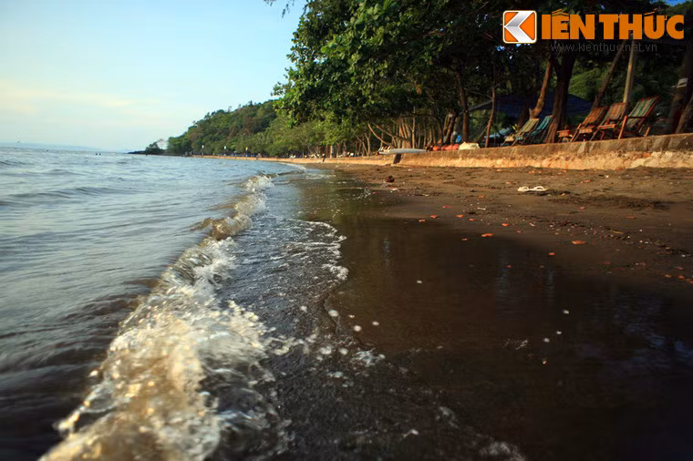 Bãi tắm Mũi Nai không rộng nhưng lại êm đềm và thoai thoải, sóng không to, khí hậu ôn hoà, có thể tắm gần như quanh năm.