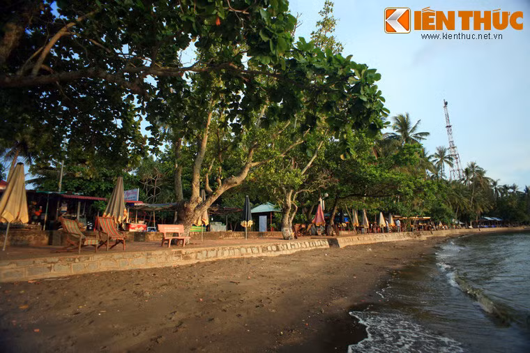 Tương truyền, từ thuở xa xưa, vùng đất này là mênh mông nước và trời, có một chú nai con thuộc giống nai thần hay ra uống nước.