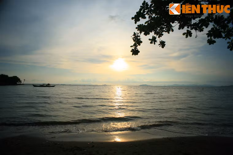 Do quay về hướng Tây nên Mũi Nai là một trong số ít các bãi biển lý tưởng để ngắm cảnh hoàng hôn ở Việt Nam.