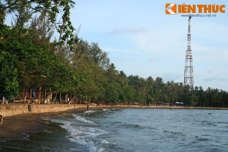 Nằm bên bờ vịnh Thái Lan thuộc địa phận phường Pháo Đài, thị xã Hà Tiên, tỉnh Kiên Giang, bãi biển Mũi Nai là một bãi biển nổi tiếng của vùng Tây Nam Bộ.