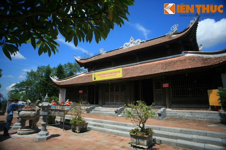 Để lên đền thờ, du khách sẽ vượt qua 1 km đường núi quanh co uốn lượn, dưới những tán thông xanh rì của núi Quyết. Trung tâm của ngôi đền là các tòa hạ điện, trung điện, thượng điện, được thiết kế theo hình chữ Tam, cao dần lên.