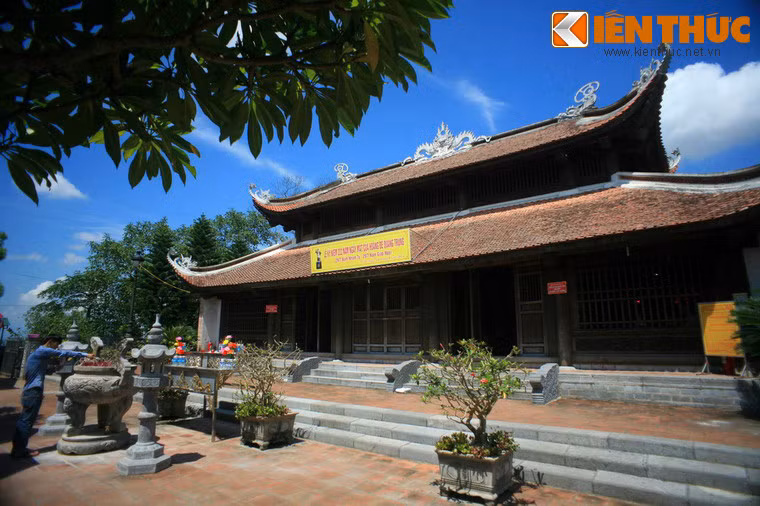 Để lên đền thờ, du khách sẽ vượt qua 1 km đường núi quanh co uốn lượn, dưới những tán thông xanh rì của núi Quyết. Trung tâm của ngôi đền là các tòa hạ điện, trung điện, thượng điện, được thiết kế theo hình chữ Tam, cao dần lên.