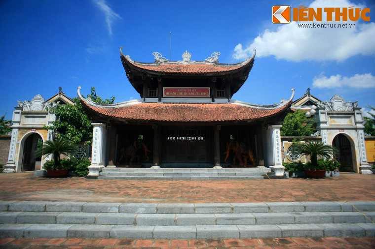 3. Tọa lạc ở núi Dũng Quyết, phường Trung Đô, Thành phố Vinh, đền thờ Hoàng đế Quang Trung được khánh thành năm 2008, nhân kỷ niệm 220 năm lịch sử thành Phượng Hoàng Trung Đô - kinh thành Hoàng đế Quang Trung cho xây dựng bên dòng sông Lam và núi Dũng Quyết.