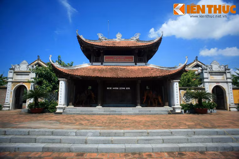 3. Tọa lạc ở núi Dũng Quyết, phường Trung Đô, Thành phố Vinh, đền thờ Hoàng đế Quang Trung được khánh thành năm 2008, nhân kỷ niệm 220 năm lịch sử thành Phượng Hoàng Trung Đô - kinh thành Hoàng đế Quang Trung cho xây dựng bên dòng sông Lam và núi Dũng Quyết.