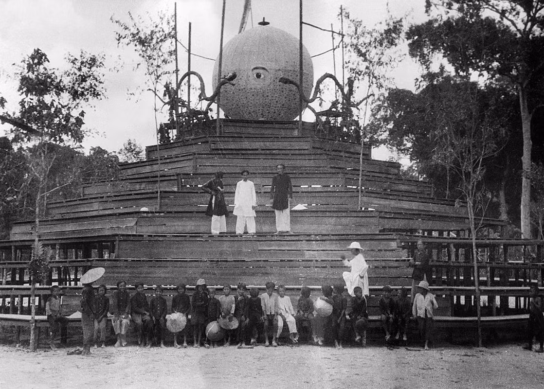 Thiên Nhãn - biểu tượng của đạo Cao Đài được đặt trên Cửu trùng đài ở khuôn viên Tòa thánh.