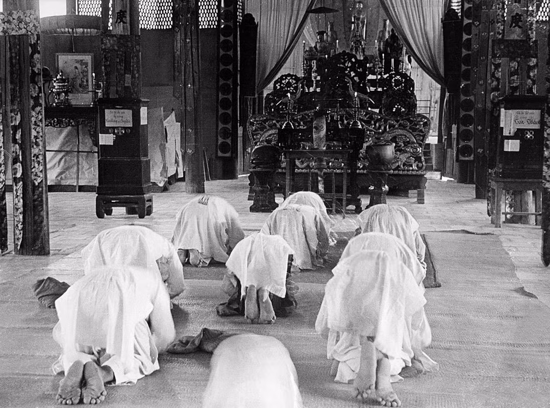 Vái lạy trước cung thánh.