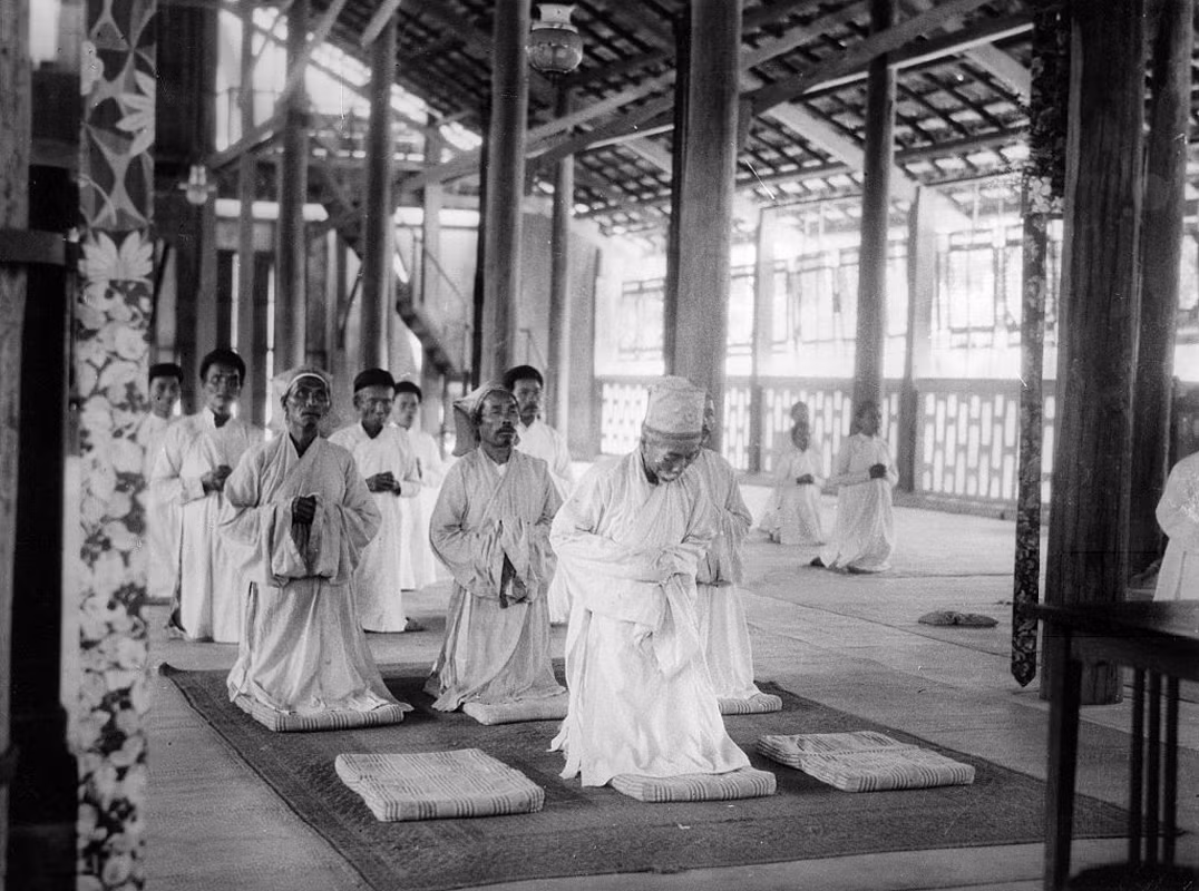 Giáo sĩ của đạo Cao Đài hành lễ trong Tòa thánh.