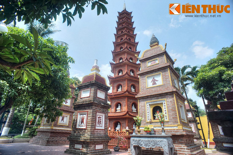 Giống hầu hết những ngôi chùa cổ khác ở miền Bắc Việt Nam, kết cấu và nội thất chùa Trấn Quốc có sự sắp xếp trình tự và theo nguyên tắc khắt khe của Phật giáo. Công trình kiến trúc mang tính điểm nhấn của chùa là bảo tháp Lục độ đài sen được xây dựng năm 1998.