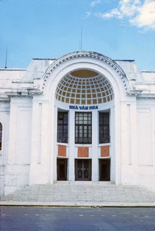 Nhà hát Lớn ở Sài Gòn năm 1965 được sử dụng làm nhà Văn hóa thành phố. Hình ảnh do tác giả Richard P. Carmody thực hiện.