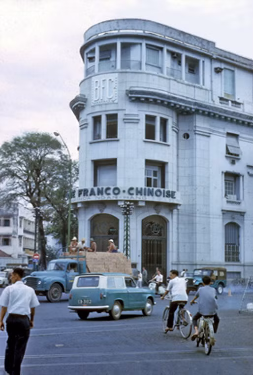 Tòa nhà ngân hàng Pháp - Hoa ở góc đường Hải Triều - Hàm Nghi.