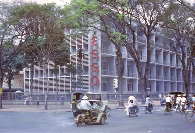 Tòa nhà Esso ở ngã tư Thống Nhất (nay là đường Lê Duẩn) - Hai Bà Trưng.