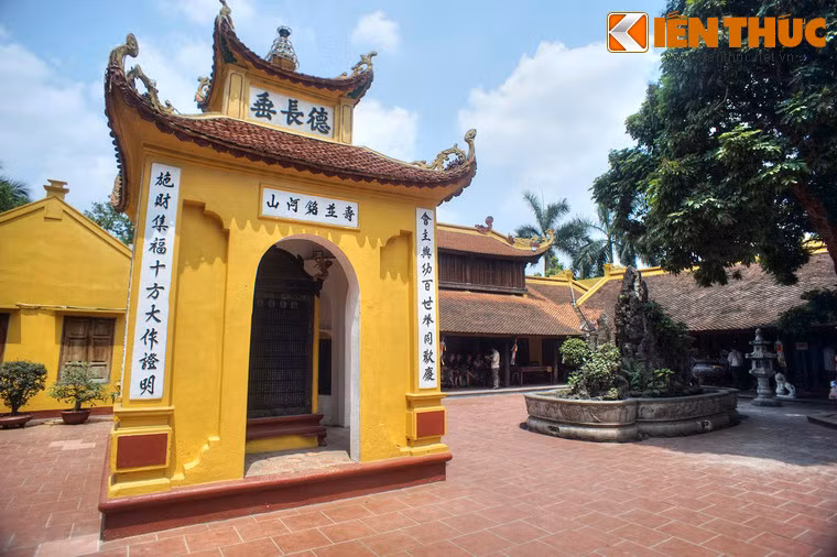 Tiền đường hướng về phía Tây. Hai bên nhà thiêu hương và thượng điện là hai dãy hành lang. Sau thượng điện là gác chuông. Bên phải là nhà tổ và bên trái là nhà bia.