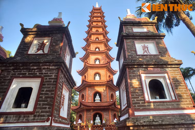 Bảo tháp lớn gồm 11 tầng, cao 15m. Mỗi tầng tháp có 6 ô cửa hình vòm, trong mỗi ô đặt một pho tượng Phật A Di Đà bằng đá quý. Đỉnh tháp có đài sen chín tầng (được gọi là Cửu phẩm liên hoa) cũng bằng đá quý.