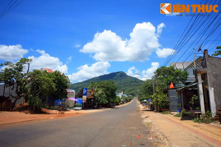 Tuy nhiên, với những người ưa khám phá, việc chinh phục ngọn núi này bằng đường bộ sẽ là lựa chọn không thể bỏ qua.