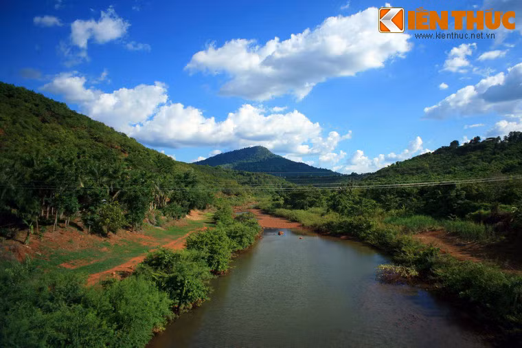 Trong giai đoạn kháng chiến chống Pháp và chống Mỹ, đỉnh Bà Rá là căn cứ cách mạng, chiến trường oanh liệt của quân dân Phước Long.
