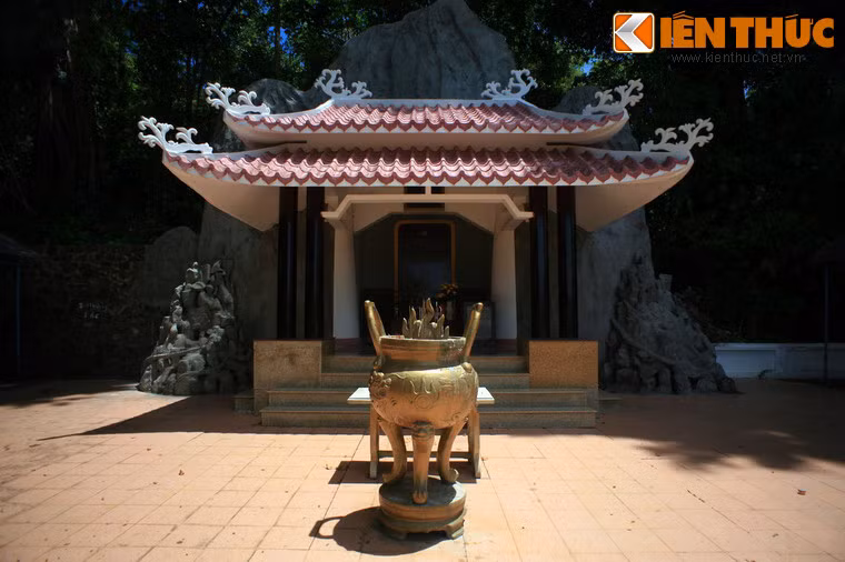 Tại đồi Bằng Lăng của núi Bà Rá, một nhà bia đã được xây dựng để tưởng niệm các liệt sĩ hi sinh trong khu vực Bà Rá.