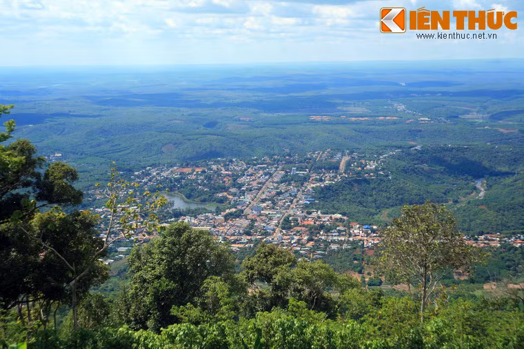 Toàn cảnh phường Thác Mơ của thị xã Phước Long nhìn từ đỉnh núi.