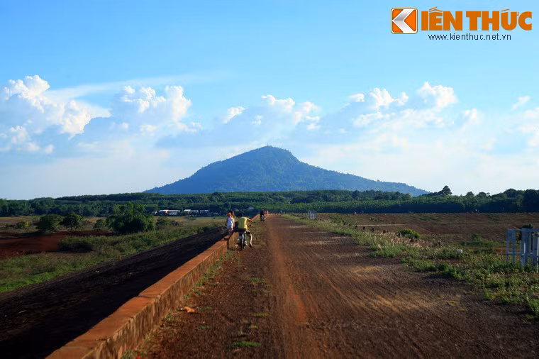 Với chiều cao 733 m, đây là ngọn núi cao thứ 3 ở Nam Bộ, sau núi Bà Đen ở Tây Ninh và núi Chứa Chan ở Đồng Nai.