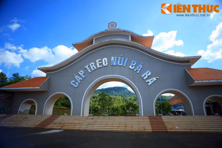 Để lên ngọn núi này, du khách có thể đi cáp treo tại Khu du lịch Cáp treo núi Bà Rá.