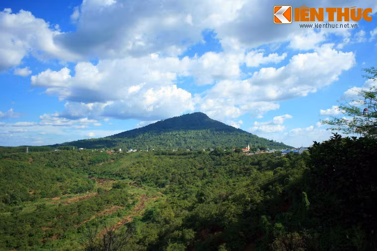 Nhìn từ xa, núi Bà Rá hiện lên uy nghiêm giữa một vùng đồi cây cối xanh tươi.
