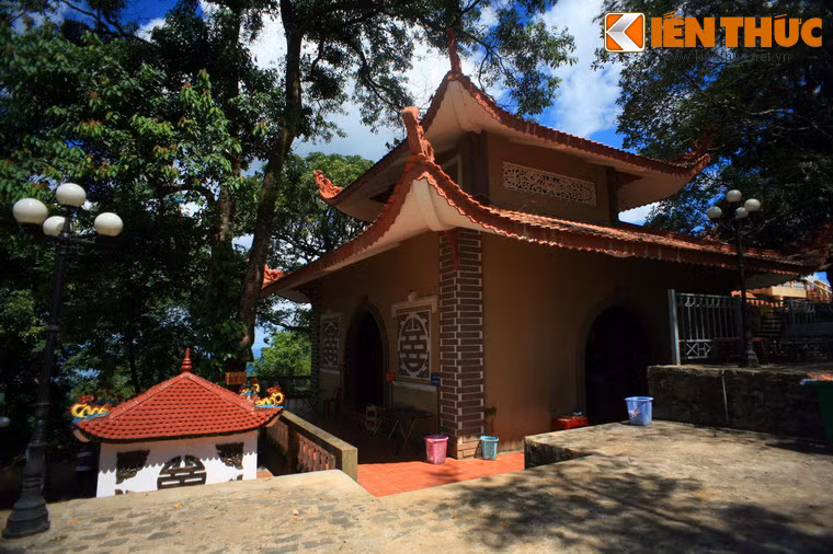 Trên đỉnh núi có một miếu Bà được người dân cho là rất linh thiêng.