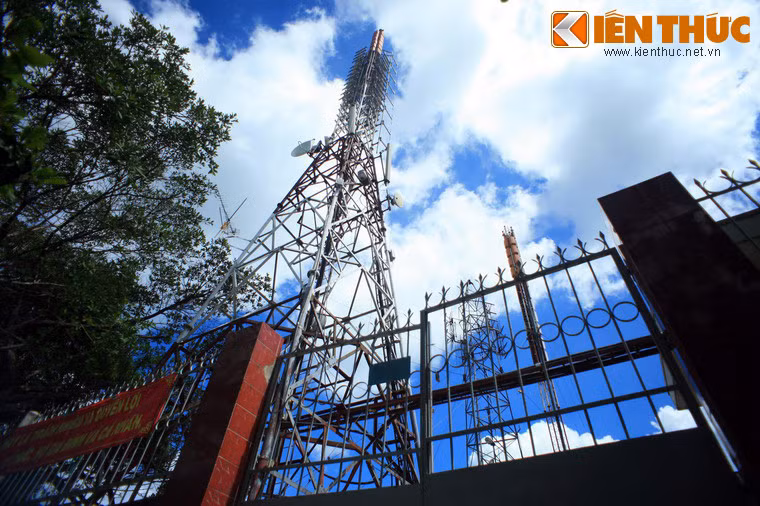 Đây cũng là nơi đặt ngọn ăng ten cao 48m của Đài Phát thanh truyền hình Bình Phước.