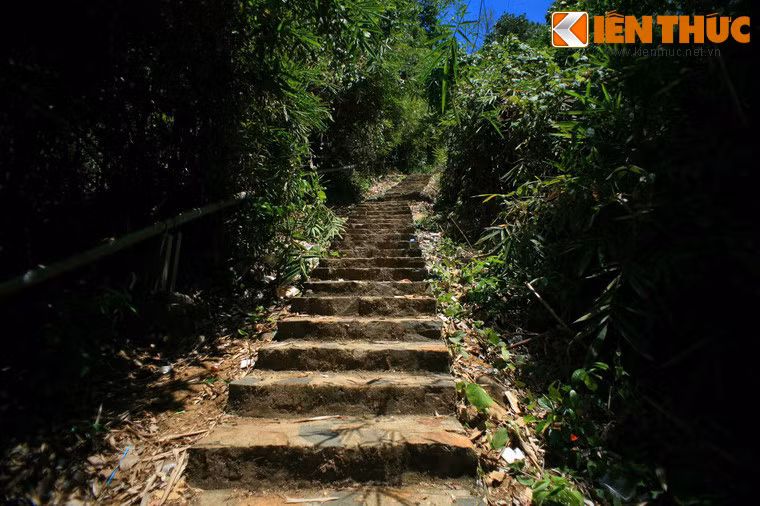 Để làm điều này, du khách sẽ lên đồi Bằng Lăng (nằm ở khoảng 1/5 độ cao so với đỉnh) trên một tuyến đường núi trải nhựa. Từ đây sẽ có 1.767 bậc đá dẫn lên đỉnh.