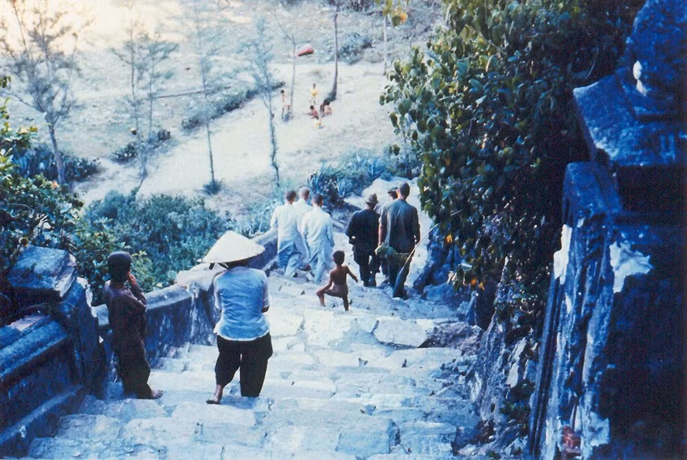 Đường xuống núi.