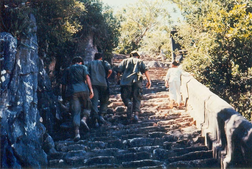 Lính Mỹ leo lên các bậc đá ở ngọn Thủy Sơn.