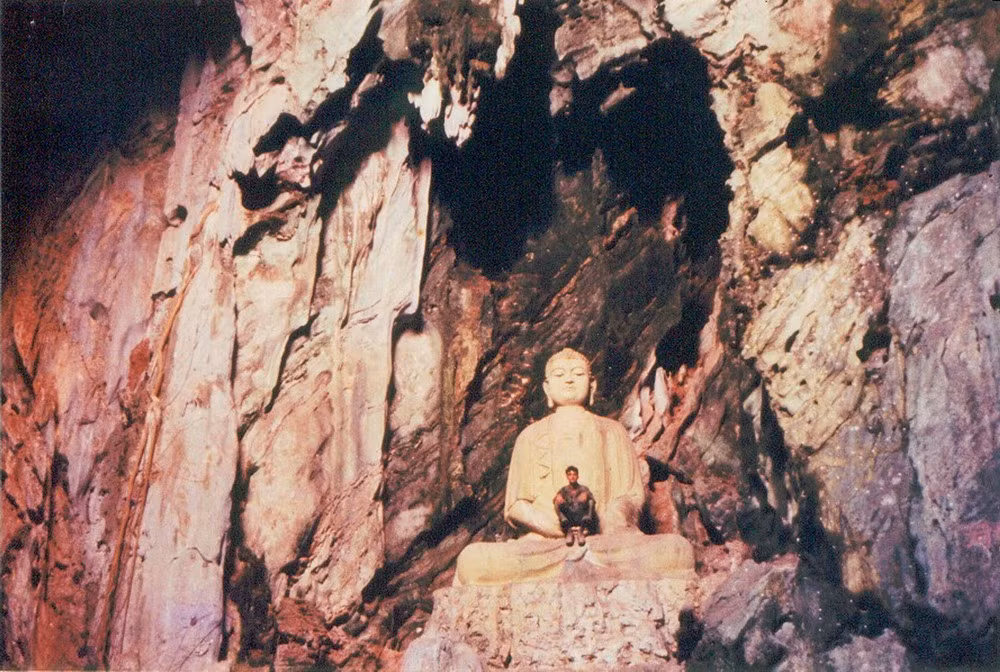 Tượng Phật Thích Ca trong động Huyền Không do nghệ nhân Nguyễn Chất thực hiện từ năm 1960.