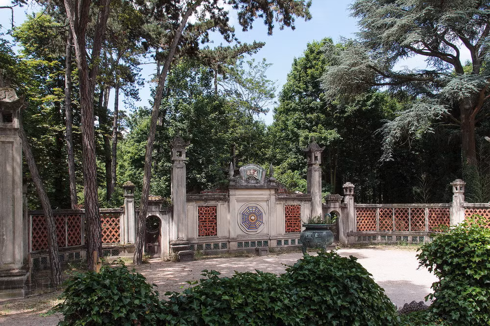 Trước đó, người ta cho phục hồi lại bàn thờ và các vật dụng trang trí được thực hiện bởi chính các nghệ nhân người Việt trong Nam ngoài Bắc: gốm Cây Mai trong Nam, những tấm biển sơn mài ngoài Bắc, một chiếc lư đồng như phiên bản của cửu đỉnh tại cung thành Huế. Các lễ vật cúng bái như nhang đèn, pháo, trống, chiêng…cũng được chuyên chở gấp rút từ Việt Nam qua.