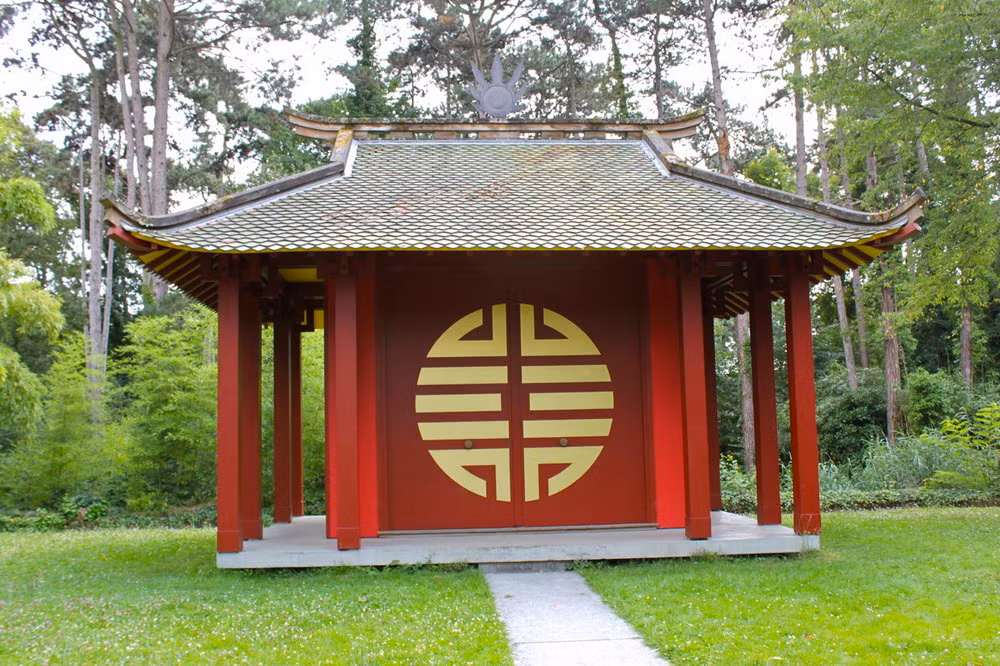 Vào ngày 9/6/1920, lễ khánh thành ngôi đền được tổ chức trang trọng với sự tham dự của nhiều quan chức cao cấp Pháp như Albert Sarraut, thống chế Joffre, Alexandre và Đặng Ngọc Oanh - viên quan đại diện cho Hoàng Đế Việt Nam. Ngoài ra còn có các cựu chiến binh Việt, Pháp đang sinh sống tại Pháp.