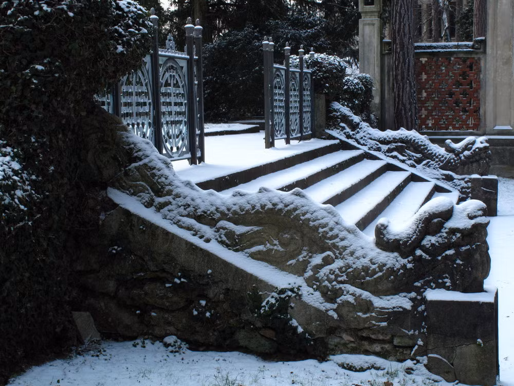 Thế chiến vừa kết thúc, Pháp lại sa lầy vào cuộc chiến 9 năm với Việt Nam, kết thúc bằng thảm bại ở Điện Biên Phủ. Tên của những người Việt ngã xuống trong hàng ngũ quân Pháp lại được bổ sung tại ngôi đền.