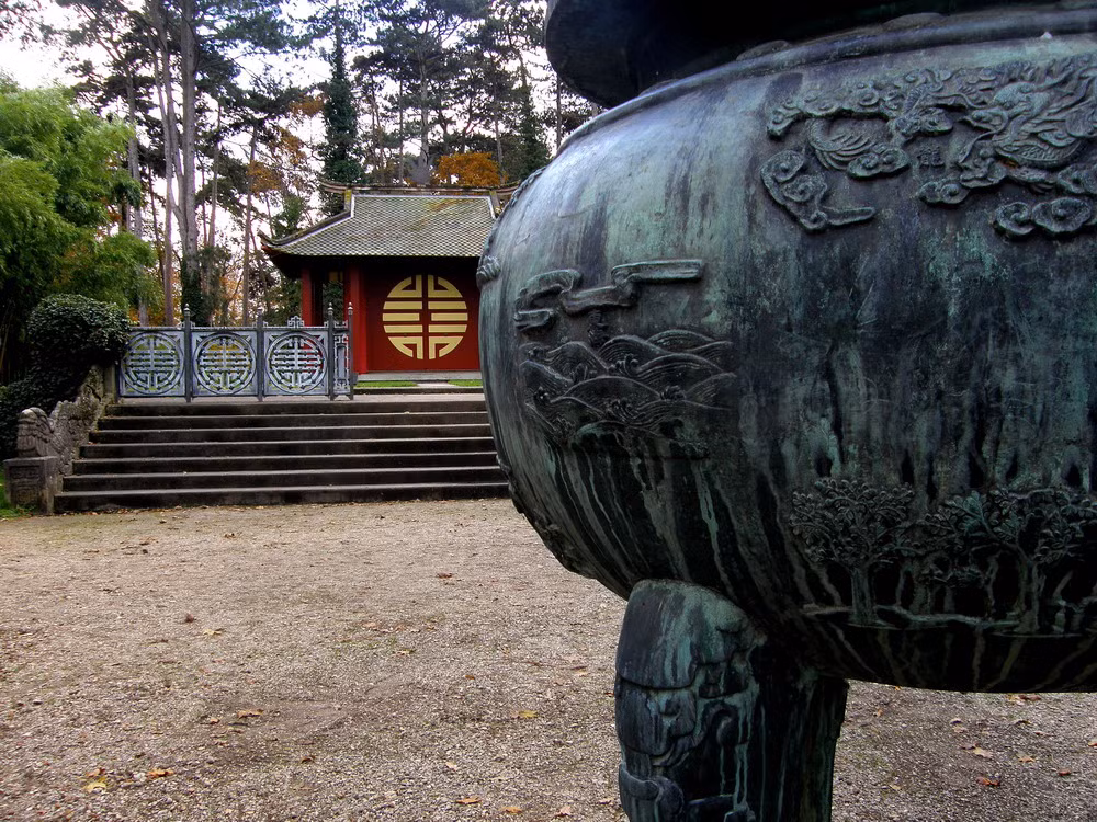 Đến ngày 21/4/1984, một trận hỏa hoạn đã thiêu rụi ngôi đền. Trên nền cũ, chỉ còn lại lối đi tam cấp có tạc hình rồng bằng đá. Năm 1992, người ta cho xây một kiến trúc mới đơn sơ, nhỏ hơn trước...