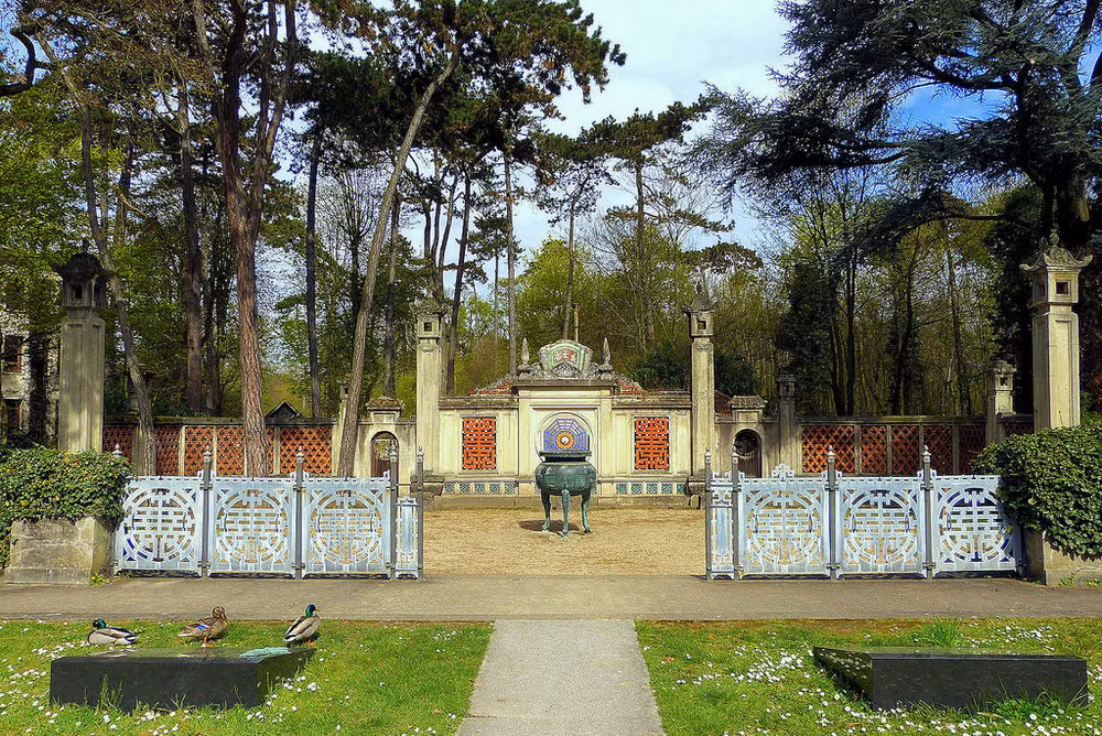 Lịch sử ngôi đền mắt đầu vào năm 1905, khi quan đẩu tỉnh Thủ Dầu Một là Ernest Outrey đã ra lệnh làm cấp tốc một ngôi nhà bằng gỗ dựa theo kiểu thức của đình Bà Lụa, sau đó chuyên chở bằng tàu đem qua Pháp để tham dự cuộc triển lãm Colonial Exhibition Marseille tổ chức vào năm 1906.