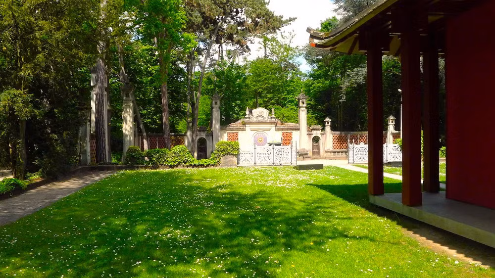 Ngôi nhà đình phục vụ triển lãm của xứ Nam Kỳ đã được người Pháp tận dụng làm ngôi đền tưởng niệm hơn 1.500 người lính Việt Nam tử trận vì nước Pháp.