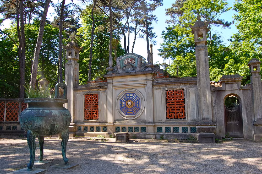 Vào thời điểm Thế chiến I kết thúc, người Pháp mới nghĩ đến việc dành một phần trong Vườn thuộc địa để xây dựng những đài tưởng niệm các chiến sĩ xuất thân từ những xứ thuộc địa của Pháp đã hy sinh. Để phản ánh văn hóa của từng dân tộc, người ta cho xây dựng các đền đài tưởng niệm mang phong cách kiến trúc đặc trưng truyền thống của các dân tộc đó.