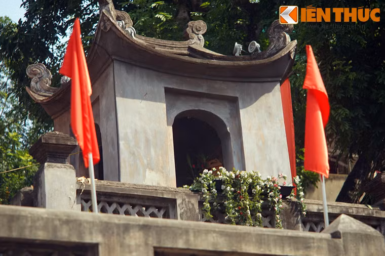 Tầng trên có vọng lâu 4 mái, thu nhỏ ngay tại vị trí phía trên nóc cửa chính, xung quanh có lan can trang trí các hình lục lăng, tứ giác, hoa thị. Ngày xưa, lính tuần thường đứng trên vọng lâu để quan sát xung quanh.