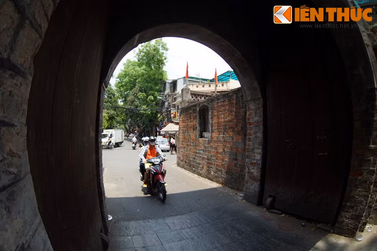 Trong cuốn “Người và cảnh Hà Nội” của Hoàng Đạo Thúy, đã nói về lịch sử cửa ô Quan Chưởng rất rõ như sau: "Song song với Hàng Ðậu là Hàng Khoai. Dư­ới chợ là Phố Mới; đầu phố, chỗ gần bờ sông có cửa ô Quan Ch­ưởng (cửa Ðông Hà), còn nguyên cổng xây cũ, đoạn này gọi là phố Hàng Chiếu...".