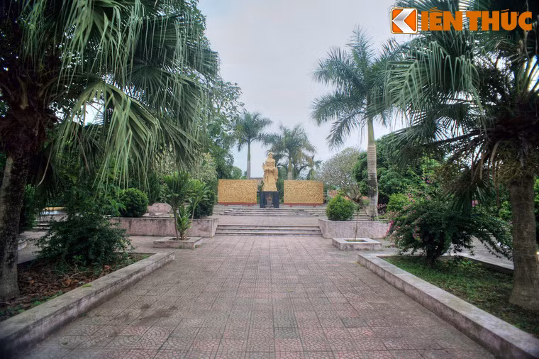 Noong Nhai từng là một bản trù phú bậc nhất của lòng chảo Mường Thanh. Vào tháng cuối năm 1953, sau khi nhảy dù xuống chiếm đóng Điện Biên Phủ, Pháp đã biến bản này thành một trại tập trung có quy mô lớn, nơi giam giữ hơn 3.000 người của các bản khác nhau trong vùng.