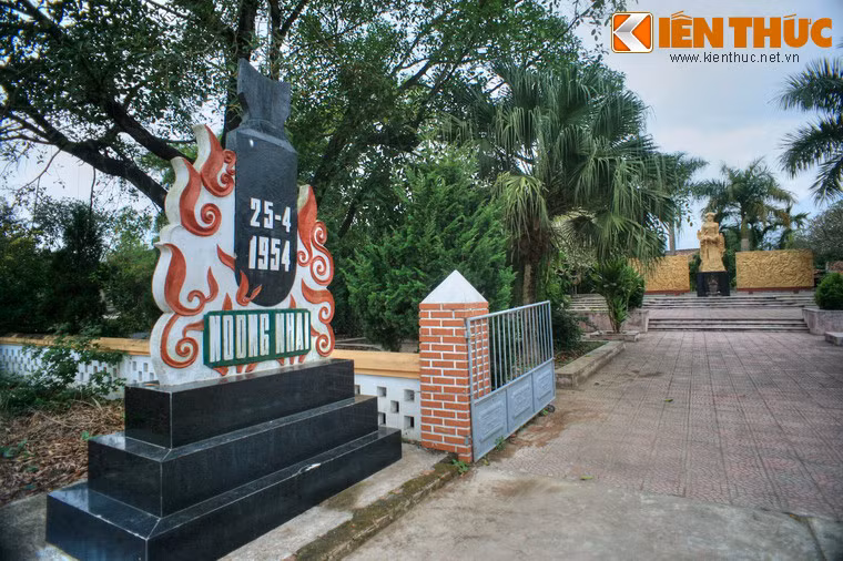 Nằm cách trung tâm thành phố Điện Biên Phủ khoảng 5km theo Quốc lộ 279, bản Noong Nhai (xã Thanh Xương, huyện Điện Biên) năm 1954 là nơi đã xảy ra vụ thảm sát Noong Nhai, sự kiện được ví như vụ "Mỹ Lai ở Điện Biên Phủ" do mức độ cực kỳ đẫm máu.