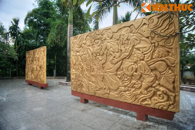 Vào ngày 25/4/1954, giai đoạn cuộc chiến Điện Biên Phủ đã gần ngã ngũ, vào khoảng 14h trưa, quân Pháp bất ngờ cho nhiều tốp máy bay bổ nhào cắt bom, giội thẳng xuống đầu người dân vô tội ở trại tập trung Noong Nhai.