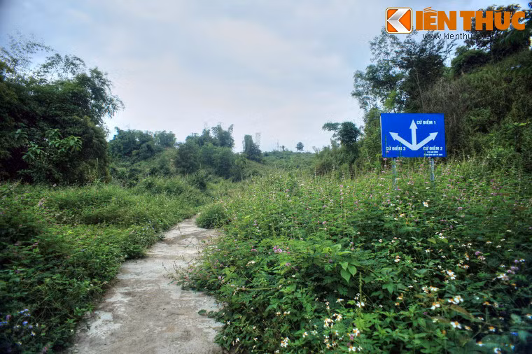 Trong tập đoàn cứ điểm Điện Biên Phủ của Pháp, trung tâm đề kháng Him Lam thuộc phân khu trung tâm cách sở chỉ huy của tướng De Castries 2,5 km về phía Đông Bắc và được mệnh danh là "Cánh cửa sắt" của tập đoàn cứ điểm. Từ vị trí và nhiệm vụ đặc biệt quan trọng ấy, Quân Pháp đã bố trí tại đây 750 binh sĩ trang bị hỏa lực rất mạnh, thuộc bán lữ đoàn Lê Dương số 13 - một trong những đơn vị thiện chiến nhất của chúng.