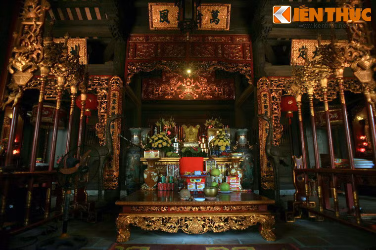 Thượng điện là nơi đặt bàn thờ của Hoàng đế Quang Trung cùng vương phụ Hồ Phi Phúc và Vương mẫu Nguyễn Thị Đồng.