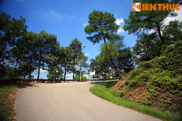 Để lên đền thờ, du khách sẽ vượt qua 1 km đường núi quanh co uốn lượn, dưới những tán thông xanh rì của núi Quyết.