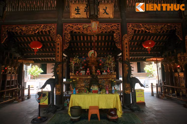 Khung thờ ở đền được bố trí theo tín ngưỡng thờ phụng truyền thống của người Việt Nam là tiền Phật hậu Thánh.