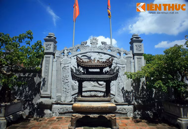 Sau nghi môn là bình phong tứ trụ được làm bằng đá chạm trổ rất công phu và đẹp.